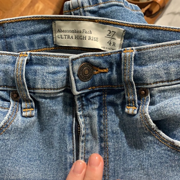 Ultra High Rise Blue Light/Medium Wash Abercrombie Skinny Jeans Size 27/4 - Picture 3 of 5